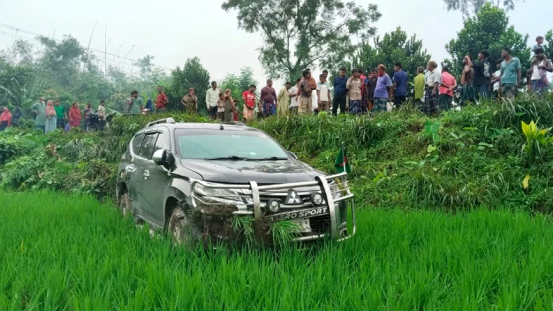 পথচারীকে বাঁচাতে গিয়ে প্রতিমন্ত্রী বারীর গাড়ি ধানক্ষেত