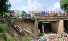 মাগুরায় মহাসড়কে হঠাৎ ব্রিজের সাইড ওয়াল ভেঙে ঝুঁকিতে যানবাহন