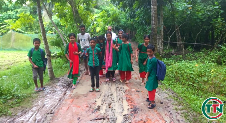 জনদুর্ভোগের চরম সীমা : গাবগাছিয়া-বুরুজবাড়ি সড়ক দ্রুত সংস্কারের দাবি